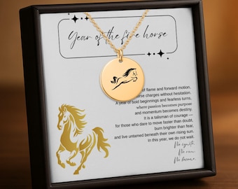 Può includere: Un cartello in legno rustico con la scritta "Welcome to our home" in lettere bianche. Il cartello presenta una finitura invecchiata e un design semplice e accogliente.