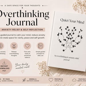 Può includere: Un diario bianco con la scritta "Quiet Your Mind" e un'illustrazione floreale. Il diario si intitola "Overthinking Journal" e promuove il sollievo dall'ansia e l'autoriflessione. Una penna dorata è appoggiata accanto al diario.