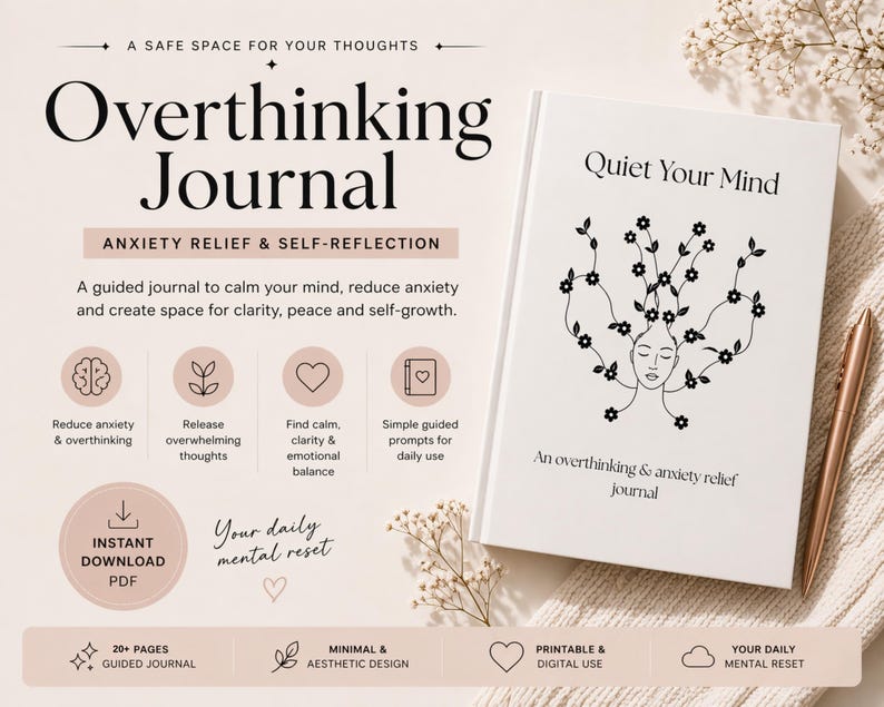 Pode incluir: Um di&aacute;rio branco intitulado Quiet Your Mind com um desenho de linha preta de um rosto com flores crescendo da cabe&ccedil;a. A capa apresenta o texto An overthinking & anxiety relief journal. Uma caneta met&aacute;lica est&aacute; ao lado do di&aacute;rio.