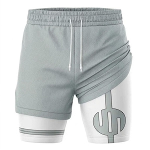 Puede incluir: Pantalones cortos deportivos grises con una capa interior blanca. Los pantalones cortos exteriores son de malla, con cintura con cordón. La capa interior blanca tiene un diseño gráfico gris y rayas grises cerca del dobladillo. Estos pantalones cortos están diseñados para actividades deportivas.