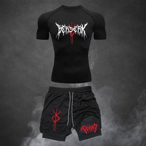 Peut inclure: Ensemble de compression athlétique noir composé d'un t-shirt et d'un short. Le t-shirt porte le mot "BERSERK" en blanc, avec un motif rouge en dessous. Le short présente un motif rouge et du texte japonais.