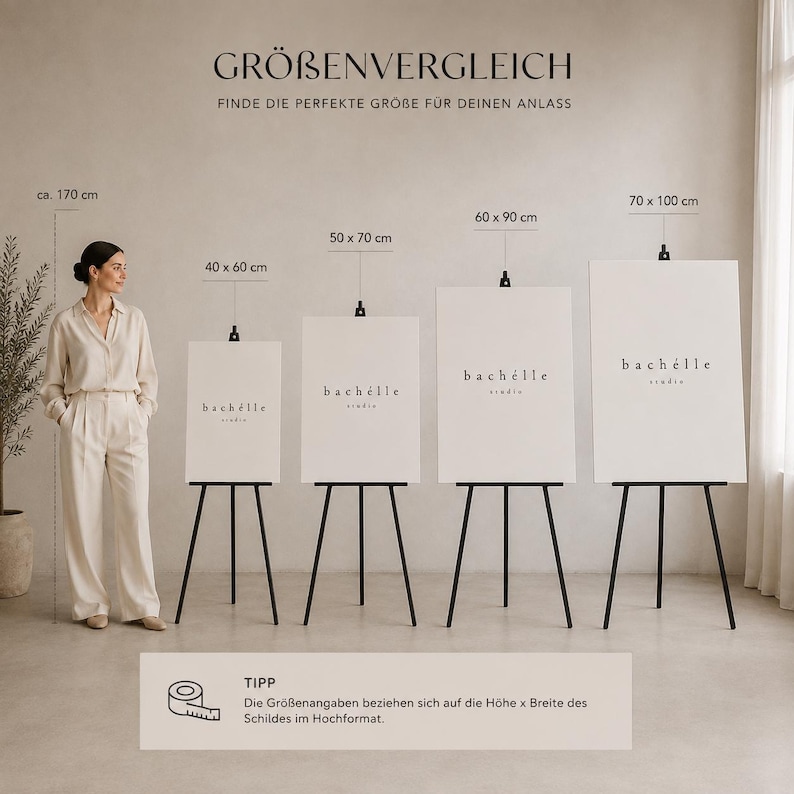 May include: Four white rectangular signs on black metal easels, labeled with the text 'bach&eacute;lle studio'. Sizes displayed are 40x60 cm, 50x70 cm, 60x90 cm, and 70x100 cm. The image includes the text 'GR&Ouml;BENVERGLEICH' and a tip about sign dimensions.