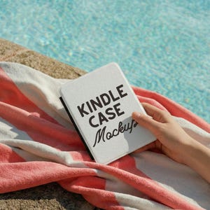 Maqueta de funda para Kindle en formato PSD, fondo de lectura en la playa, plantilla digital para portada de libro
