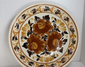 Koło Faience Factory (Fajansu Koło) Polish decorative wall hanging plate 1970s. Hand Painted