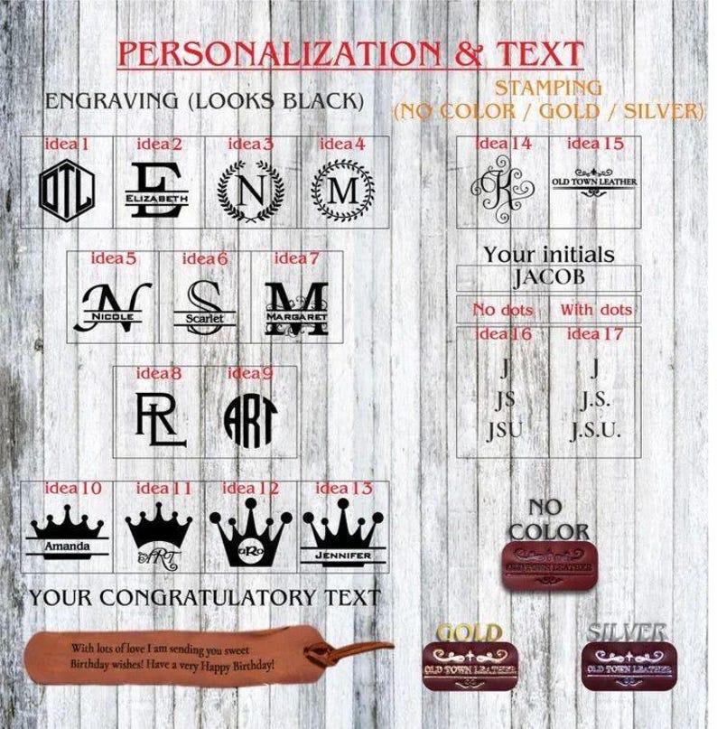 K&ouml;nnte beinhalten: Ein Holzschild zeigt Personalisierungsoptionen f&uuml;r Gravur und Pr&auml;gung. Beispiele sind Initialen, Namen und Kronenmotive. Das Schild zeigt auch Optionen f&uuml;r Gold- und Silberpr&auml;gung sowie ein Lederetikett mit Text.