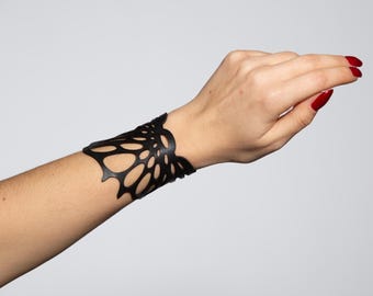 Handgefertigtes Lederarmband: Cut-Out Design, Personalisiertes Geschenk