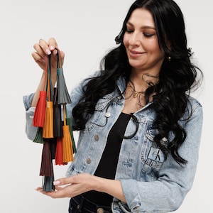 Personalisierter Leder Quaste Taschenanhänger: Initialen Geschenk, 12 Farben Kleine und Große Quasten Bild 17