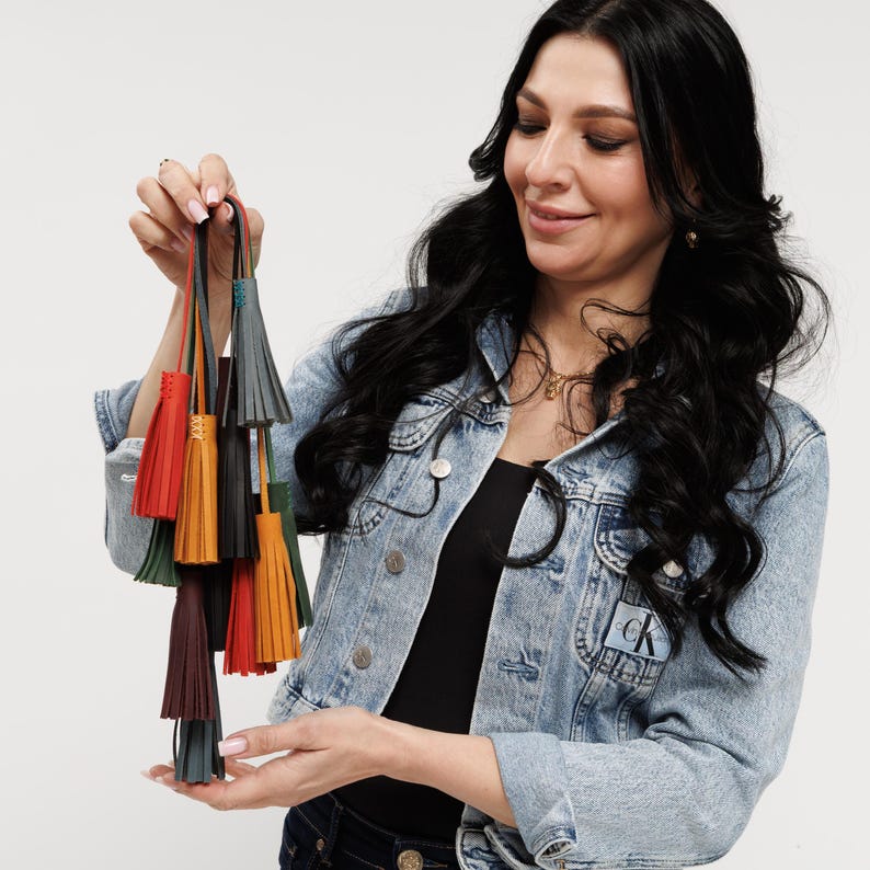 Personalisierter Leder Quaste Taschenanhänger: Initialen Geschenk, 12 Farben Kleine und Große Quasten Bild 17
