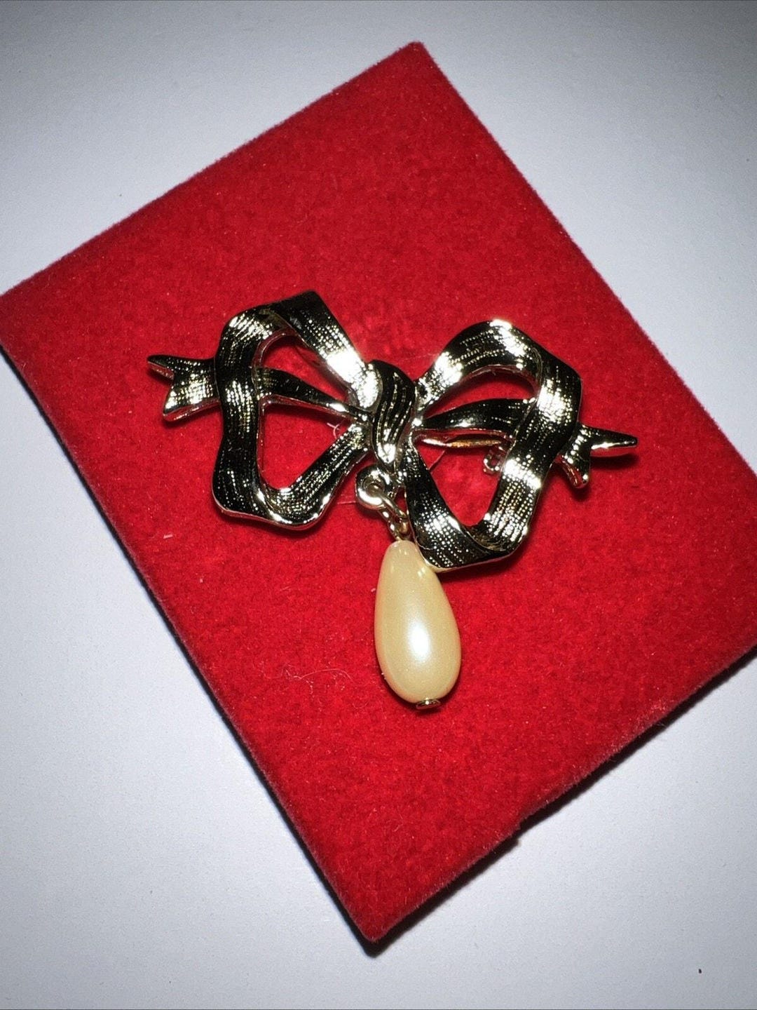 Vintage Gold Tone Faux Pearl Dangle Bow Ribbon Brooch Pin 1