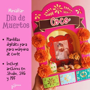 Può includere: Un altare decorativo rosa brillante con il nome Coco su un nastro marrone, decorato con fiori di carta arancioni. Il centro mostra una fotografia di una persona anziana, con miniature di cibo e un teschio. Il testo include Minialtar Día de Muertos, modelli digitali per macchine da taglio e formati di file.