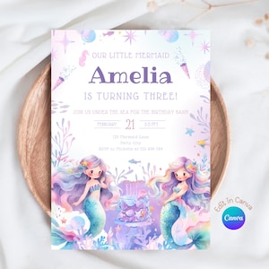 Può includere: Un invito di compleanno a tema sirena con il testo "Our Little Mermaid Amelia is Turning Three!". L'invito presenta due sirene, una torta ed elementi acquatici in colori pastello. La data è il 21 febbraio.