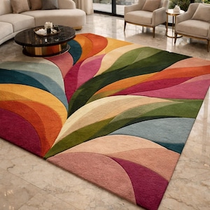 Può includere: Un grande tappeto rettangolare con un design astratto e colorato. Il tappeto presenta un motivo di forme curve sovrapposte in tonalità di arancione, giallo, verde, rosa e blu. È posizionato su un pavimento in marmo in un soggiorno.