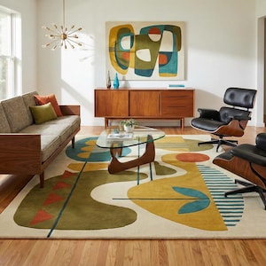 Op de afbeelding: Een rechthoekig vloerkleed met een abstract patroon van organische vormen in olijfgroen, mosterdgeel, blauwgroen en oranje op een crèmekleurige achtergrond, geaccentueerd door geometrische lijnen en gestreepte secties.