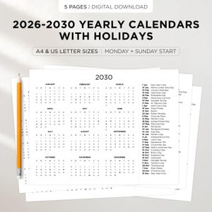 Può includere: Una pila di calendari annuali bianchi 2026-2030 con festività. I calendari sono stampati nei formati A4 e US Letter e iniziano il lunedì e la domenica. L'immagine include una matita e un elenco di festività.