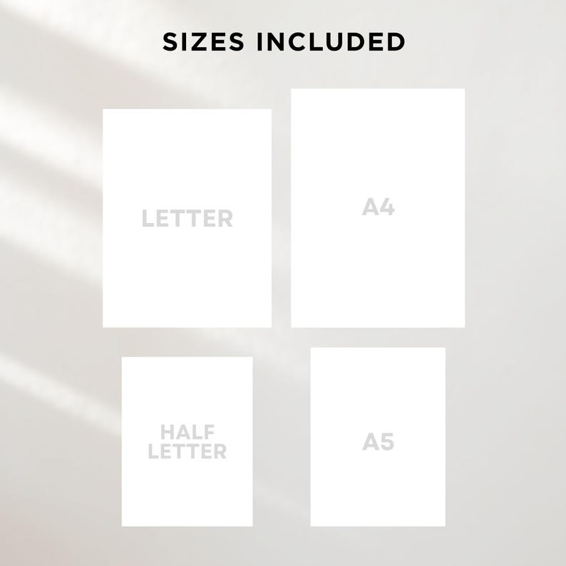K&ouml;nnte beinhalten: Bild mit vier wei&szlig;en Papierformaten: Letter, A4, Half Letter und A5. Der Text "SIZES INCLUDED" steht oben. Die Papiere sind quadratisch angeordnet, mit Letter und A4 oben und Half Letter und A5 unten.