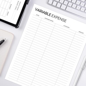 K&ouml;nnte beinhalten: Ein wei&szlig;es Blatt Papier mit den schwarzen Worten "VARIABLE EXPENSE" bedruckt. Das Blatt hat Spalten f&uuml;r Datum, Ausgabenname, Kategorie und Betrag. Eine Tastatur, ein Stift und ein Tablet sind sichtbar.
