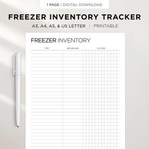 Pode incluir: Um rastreador de inventário de congelador imprimível branco com o texto "FREEZER INVENTORY TRACKER" e "FREEZER INVENTORY". Inclui seções para item, tamanho da porção e em estoque. Uma caneta branca é visível.