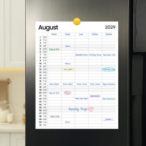 Può includere: Un calendario bianco di agosto 2029 con orari giornalieri, attaccato a un frigorifero con un magnete giallo. Il calendario include note per attività familiari come "Yoga", "Car wash" e "Family Trip!"