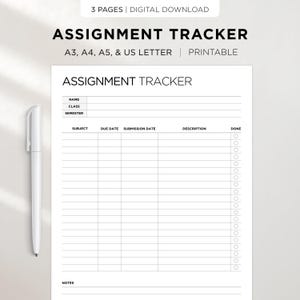 Może przedstawiać: Biały arkusz śledzenia zadań z tytułem "ASSIGNMENT TRACKER" pogrubioną czcionką. Arkusz zawiera sekcje na imię, klasę, semestr, temat, termin, datę przesłania, opis i listę kontrolną "gotowe". Po lewej stronie znajduje się biały długopis.
