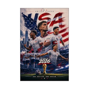 Może przedstawiać: Plakat przedstawiający piłkarzy ze Stanów Zjednoczonych w białych koszulkach z napisem USA, FIFA WORLD CUP 2026 oraz ONE NATION. ONE DREAM. Tło ukazuje stylizowaną amerykańską flagę, panoramę miasta oraz stadion ze złotym trofeum i piłką.