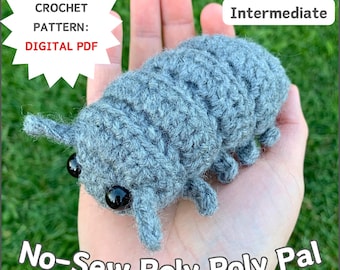 Op de afbeelding: Een gehaakte grijze pissebed, vastgehouden in een hand, met zwarte ogen en antennes. De afbeelding bevat de tekst "CROCHET PATTERN: DIGITAL PDF", "Skill Level: Intermediate" en "No-Sew Roly Poly Pal".