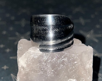 Anillo de cuchara de acero inoxidable hecho a mano: joyería de plata reciclada de segunda mano