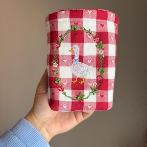 Funda térmica para vaso con diseño de ganso fresa bordado.