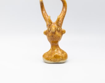 Ceramiczna rogata istota // Dynia i zakrzywione punkty figurki
