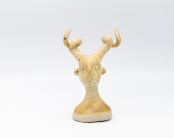 Ceramiczne rogate stworzenie // Musztardowa i kręcona figurka