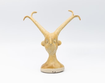 Ceramiczny rogaty stwór // Musztardowa i podzielona figurka