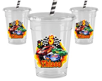 Juego de 12 vasos para fiestas Hot Wheels / Vasos de fiesta de coches de carreras de 473 ml (16 oz) transparentes con tapas y pajitas / Vasos de cumpleaños de carreras / Nombre y edad personalizados