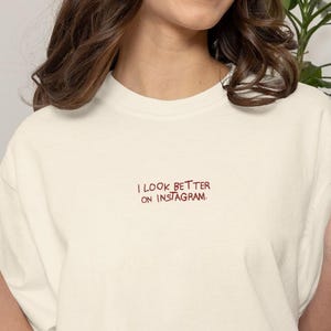「I Look Better on Instagram」刺繍入りコンフォートカラーズTシャツ、ミニマルな胸元テキストカスタムギフト、面白くてスタイリッシュな皮肉なグラフィックTシャツ