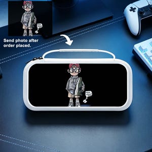 Puede incluir: Funda de transporte blanca con interior negro que presenta una ilustración de dibujos animados de un niño con gorra roja y gafas. El niño sostiene una bolsa y un letrero. La funda tiene un asa y cremallera blancas. También se ve el texto "Send photo after order placed".