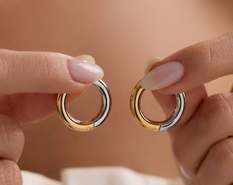 Tweekleurige Huggie Hoops, geometrische oorbellen, sieraden van gemengd metaal