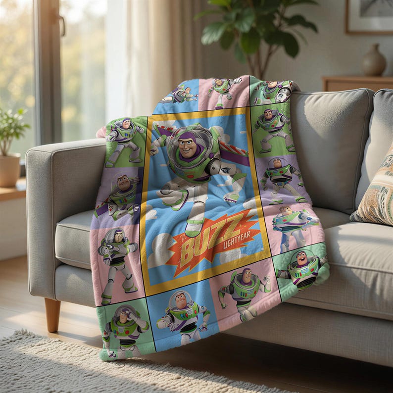 Op de afbeelding: Een zachte deken met een kleurrijk stripontwerp met Buzz Lightyear uit Toy Story. De deken toont een centraal beeld van Buzz Lightyear met het woord "BUZZ LIGHTYEAR" en is omgeven door kleinere afbeeldingen van het personage.
