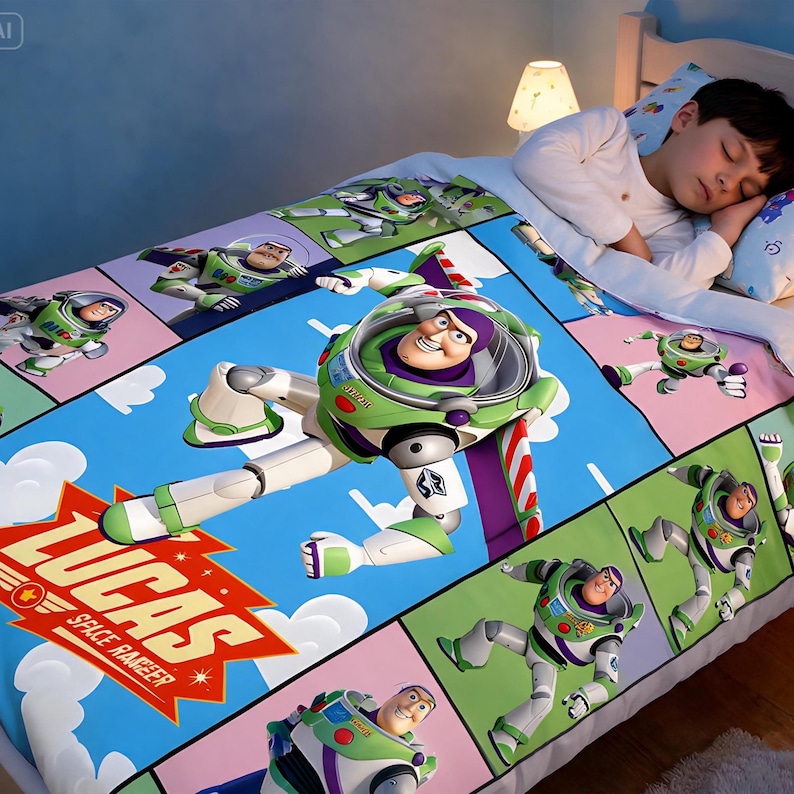 Op de afbeelding: Een kleurrijk sprei met Buzz Lightyear uit Toy Story. Het ontwerp bevat een groot beeld van Buzz in zijn ruimtepak, tegen een blauwe hemelachtergrond met de tekst "LUCAS SPACE RANGER". Het sprei is versierd met meerdere panelen van Buzz Lightyear.