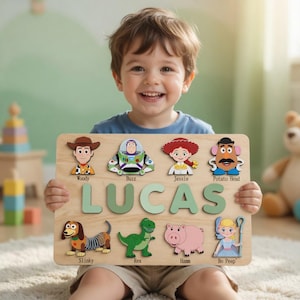Peut inclure: Puzzle en bois avec le nom "LUCAS" en lettres vertes et des découpes de personnages de Toy Story. Woody, Buzz, Jessie, Potato Head, Slinky, Rex, Hamm et Bo Peep sont inclus. Le puzzle est tenu par un enfant souriant.