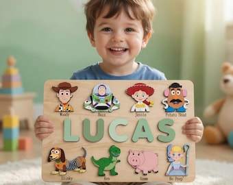 幼児向けパーソナライズド・トイ・ストーリー・ネームパズル、ウッディーとバズ・ライトイヤーのカスタム木製おもちゃ、トイ・ストーリーの子供部屋装飾、男の子への誕生日プレゼント