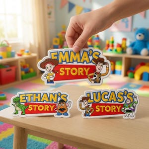 Op de afbeelding: Drie geborduurde stoffen patches met Toy Story-personages. Eén patch toont EMMA'S STORY met Jessie en Woody. Een andere toont ETHAN'S STORY met Rex en Mr. Potato Head. De derde toont LUCA'S STORY met Woody en Buzz Lightyear.