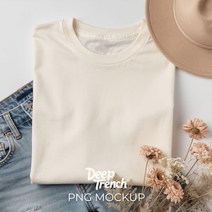 Neutral krämfärgad t-shirtmodell, vikt elfenbensvit skjorta PNG, minimalistisk t-shirtmodell platt lay, bohemisk beige klädmodell för sublimering och POD
