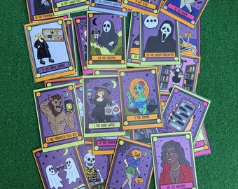 Puede incluir: Una colección de cartas del tarot con temática de Halloween con bordes morados, verdes y amarillos. Cada carta presenta ilustraciones y texto únicos, incluyendo personajes como un zombi, un vampiro y el Creeper. Las cartas están dispuestas sobre una superficie verde.