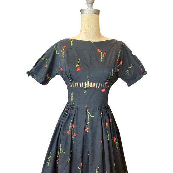 1950s black floral print sundress - image 2