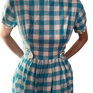 Robe d'été en vichy bleu des années 1950 image 3