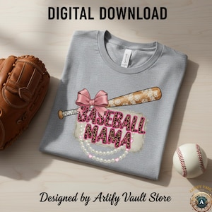 Puede incluir: Una camiseta gris claro con un diseño temático de béisbol. El diseño incluye un lazo rosa, un bate de béisbol y las palabras "Baseball Mama" en una fuente de estampado de leopardo. También se ven una pelota de béisbol y un guante de béisbol.