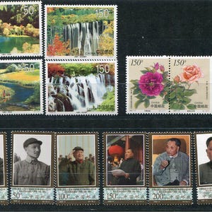 Op de afbeelding: Een verzameling Chinese postzegels. De postzegels tonen schilderachtige landschappen met watervallen en meren, levendige bloemen en portretten van historische figuren. De denominaties variëren van 50 tot 200.