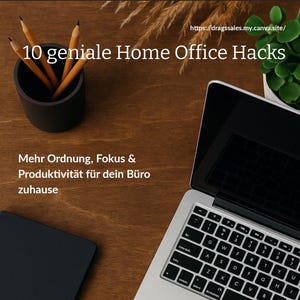 Könnte beinhalten: Draufsicht auf ein Home-Office-Setup. Ein Laptop, ein schwarzes Notizbuch und ein dunkelgrauer Stifthalter mit Bleistiften liegen auf einer Holzoberfläche. Der Text lautet "10 geniale Home Office Hacks".