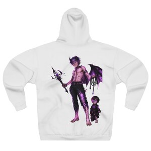 Könnte beinhalten: Weißer Kapuzenpullover mit einer Fantasy-Illustration einer dämonenartigen Figur mit lila Akzenten, die einen Stab und Rosenkranzperlen hält. Das Kunstwerk enthält eine kleinere Figur und fledermausartige Flügel. Der Hoodie ist aus einem weichen, bequemen Material.