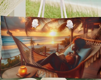 Puede incluir: Bolso tote grande con una escena de playa tropical al atardecer, mostrando a una persona en una hamaca. El bolso tiene asas de cuerda blanca y la palabra "Front" en una pancarta turquesa. Un libro abierto y una vela están sobre una mesa.