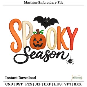 Puede incluir: Un archivo de bordado a máquina con el texto "SPOOKY Season" en naranja, crema y negro. Un murciélago negro se sitúa sobre el texto y una calabaza de Halloween sustituye a la letra O. Una pequeña araña negra cuelga de la letra Y.