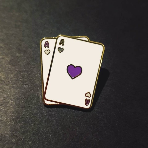Épinglette en émail Ace of Hearts avec couleurs asexuées demisexuelles